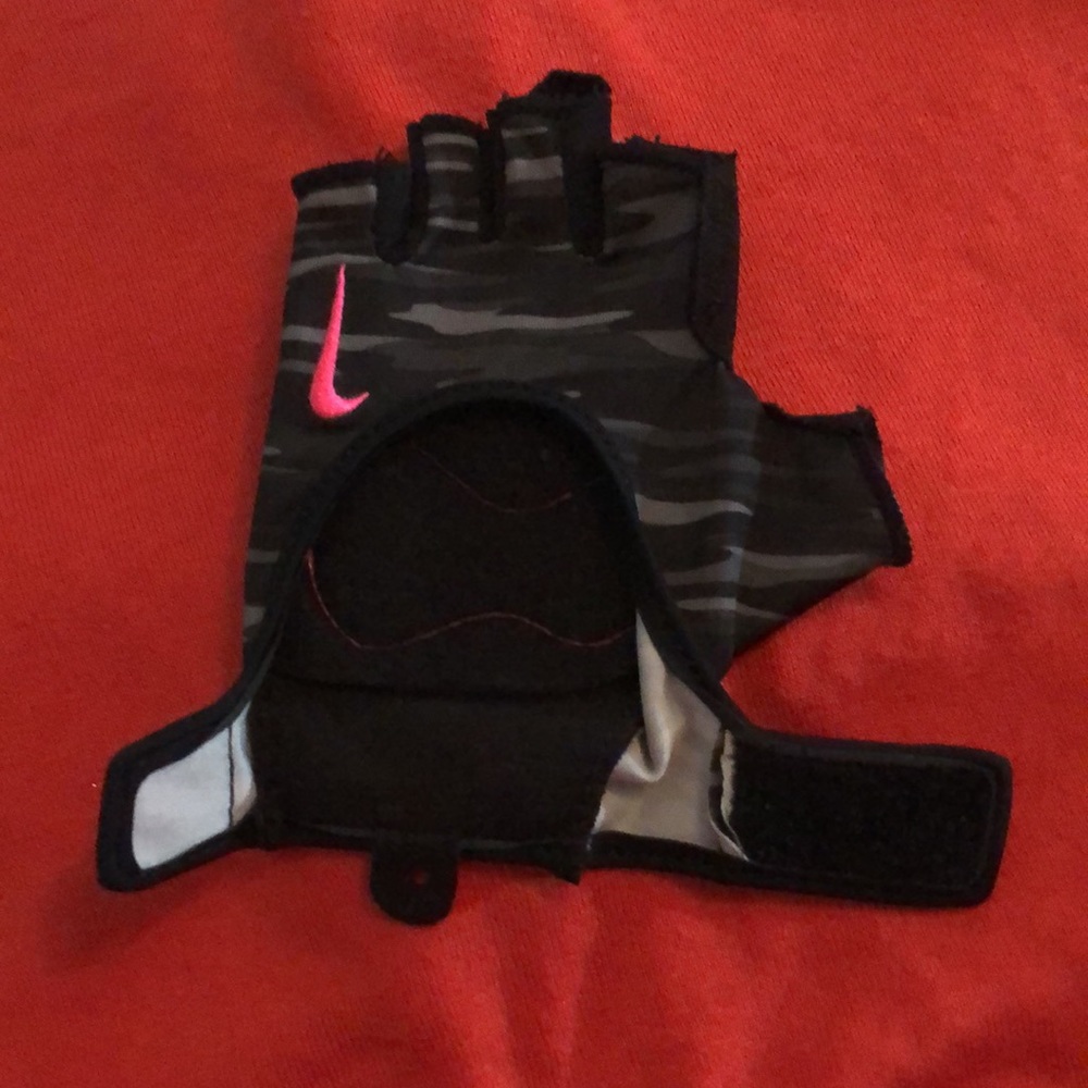 NIKE gloves with no tags. New. Tried but since day 1 couldn’t work. - Picture 7 of 8